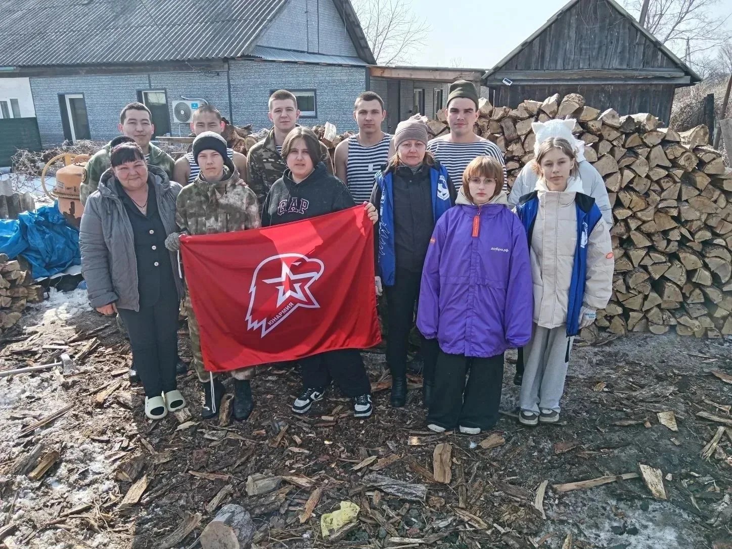 Команда волонтёров после помощи с дровами