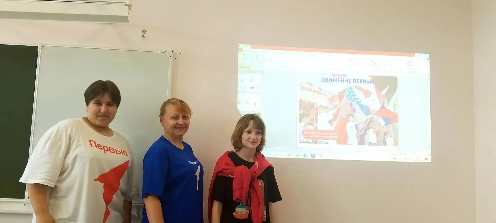 Участники движения за общим столом